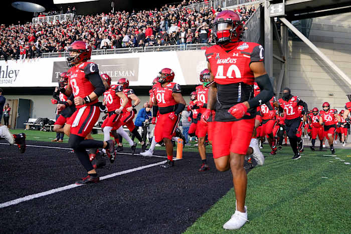 The Cincinnati Bearcats take the field ahead of kickoff in of the American Athletic Conference championship football game against the Houston Cougars, Saturday, Dec. 4, 2021, at Nippert Stadium in Cincinnati. Houston Cougars At Cincinnati Bearcats Aac Championship Dec 4